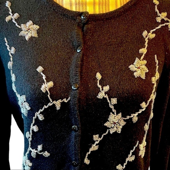 jaclyn Smith ladies sweater, size Medium, wonderful material and beading - Picture 2 of 5